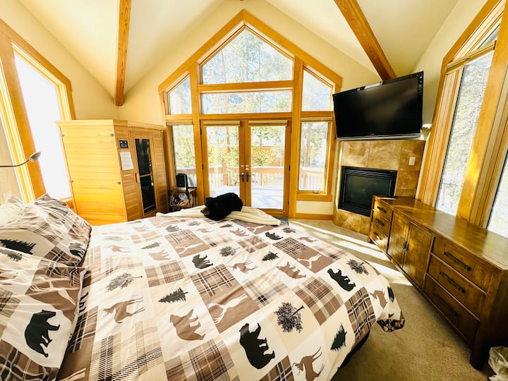 1. spálňa - Majster na poschodí s manželskou posteľou King, vlastným balkónom, saunou, krbom, stropným ventilátorom, veľkou TV, pripojenou vlastnou kúpeľňou s 2 umývadlami, vlastnou toaletou, hydromasážnou vaňou a špeciálnou sprchou s dvoma hlavami, veľmi priestranná spálňa, prirodzené svetlo