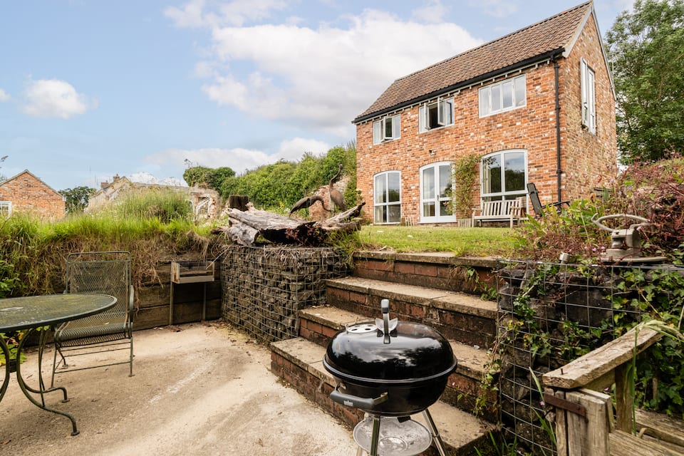 The Stables, by a stream and an old orchard in the Cotswolds, Kingswood, Cotswolds, United Kingdom, photo 4 of 10