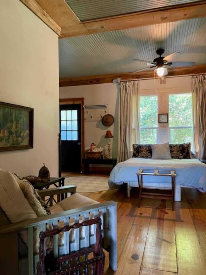 CAMERA DA LETTO n. 2 con letto matrimoniale e bagno nelle vicinanze.