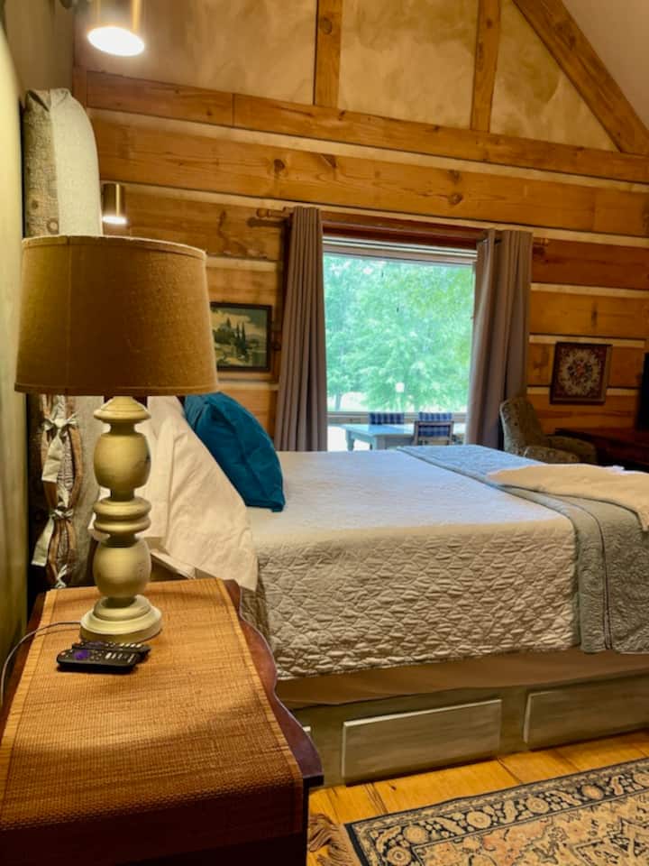 Camera da letto principale con vista e apertura sul portico posteriore. Include bagno privato. Letto a due piazze.