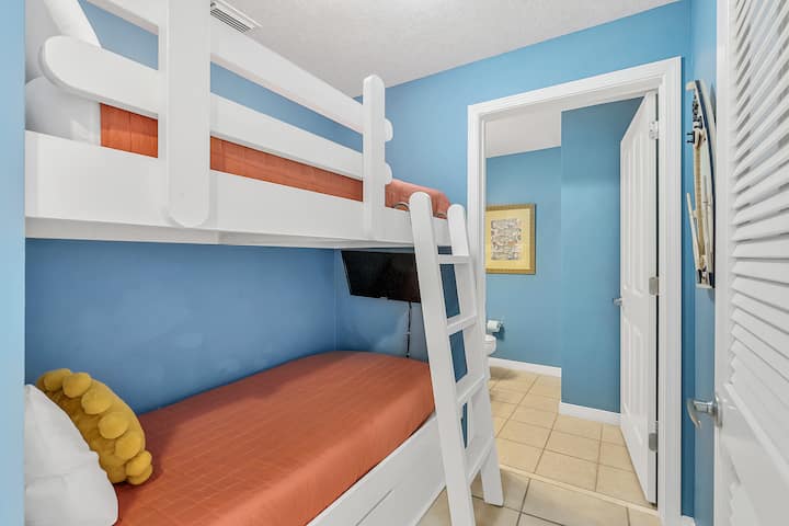 Bunk Room Fun! ️
Kids and adults alike will love this cozy bunk nook, complete with a TV for movie nights and easy access to the bathroom. The perfect spot for making memories!