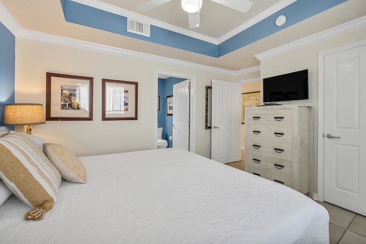 Wake up refreshed in this spacious king bedroom, featuring a private en-suite bathroom, a flatscreen TV for relaxing nights, and plenty of storage for your stay. The perfect cozy retreat after a fun-filled day! ️✨