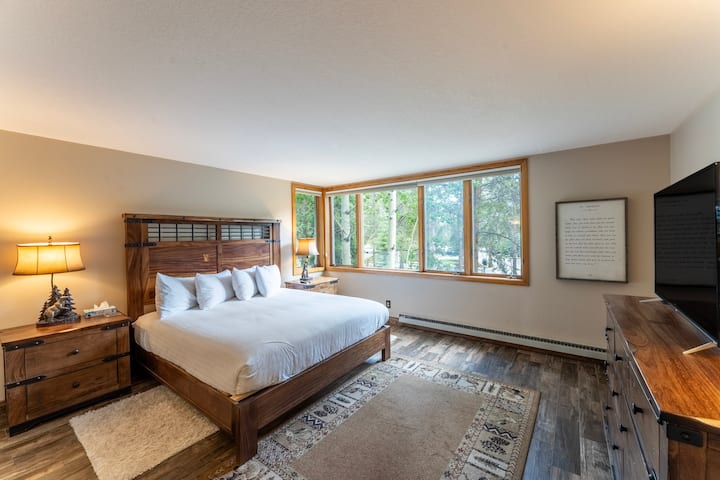 Suite principal que ofrece una cama tamaño king y baño en suite.