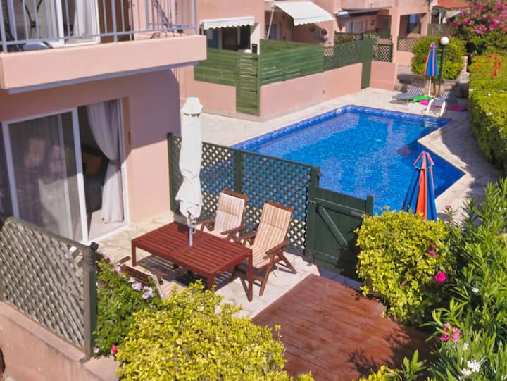 Jewel by the pool with private terrace. Ideal Base