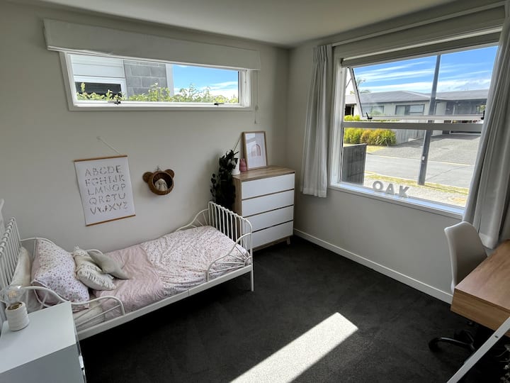 Habitación infantil actualmente equipada con una cama para niños pequeños y un escritorio para niños, sin embargo, esto se puede extender a una cama individual bajo petición. También se puede agregar un colchón en el piso para un niño adicional bajo petición.