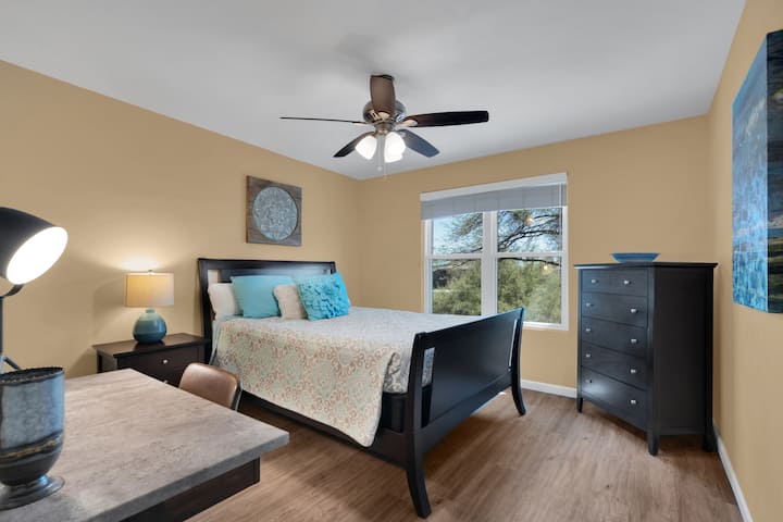 Cette belle chambre a un lit queen confortable.