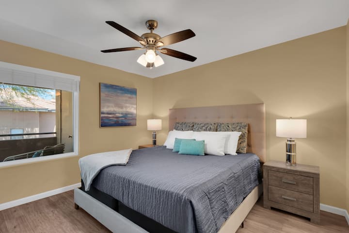 Étendez-vous et installez-vous confortablement dans le lit king size de la chambre principale.