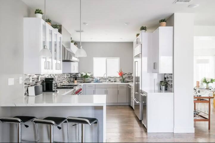 Beautiful Private Designer Home in Hollywood Hills gallery image 2