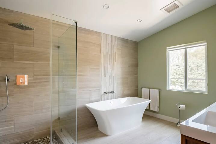 Beautiful Private Designer Home in Hollywood Hills gallery image 5