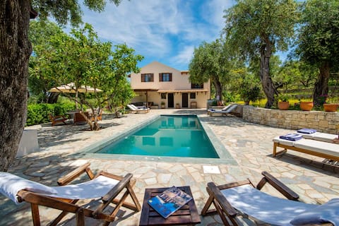 Lillian Villa - Sleek design meets tradition in a harmonious scenery