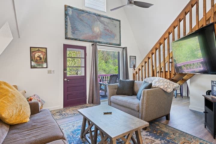 Cozy A-frame Ski Chalet Near The Slopes - Sleeps 6 - Maggie Valley, NC