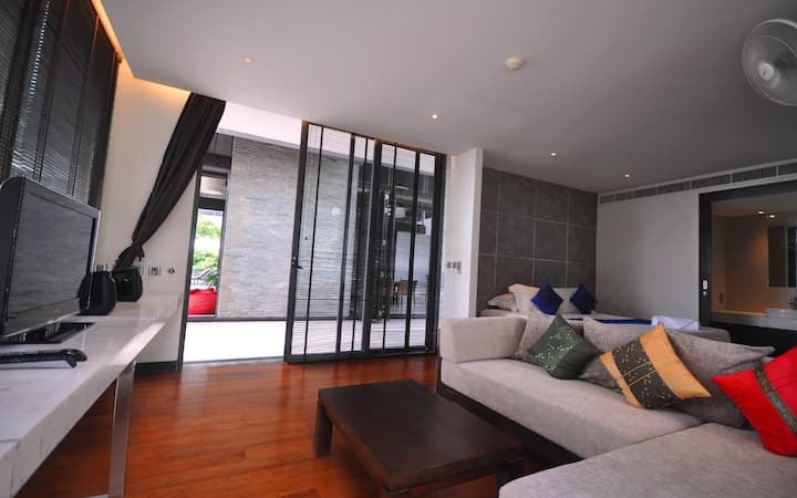 Dormitorio 2 en la terraza superior, ahora tiene un piso de baldosas de lujo.