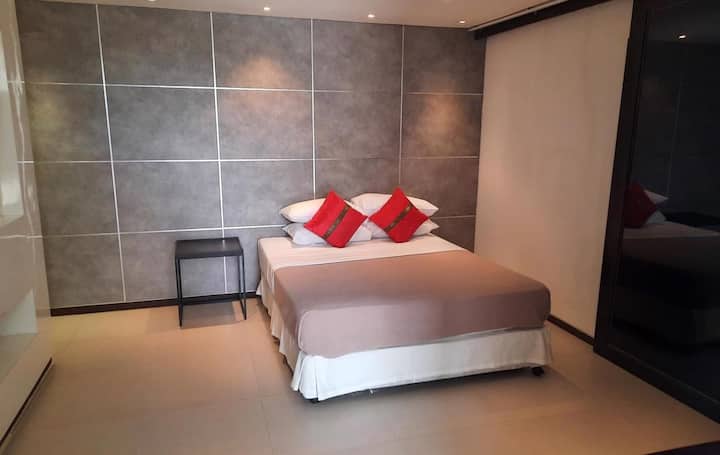 Dormitorio 6 en la terraza de la piscina. No hay vista, lo siento, pero a solo 5 metros de la piscina.