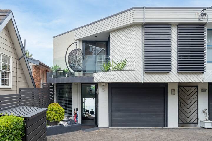 Perched on the edge of the most iconic Harbour! gallery image 2