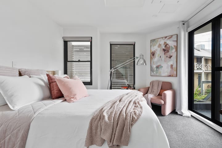 Ზედა სართულის საძინებელი Queen size საწოლით