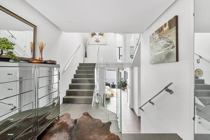 Perched on the edge of the most iconic Harbour! gallery image 3