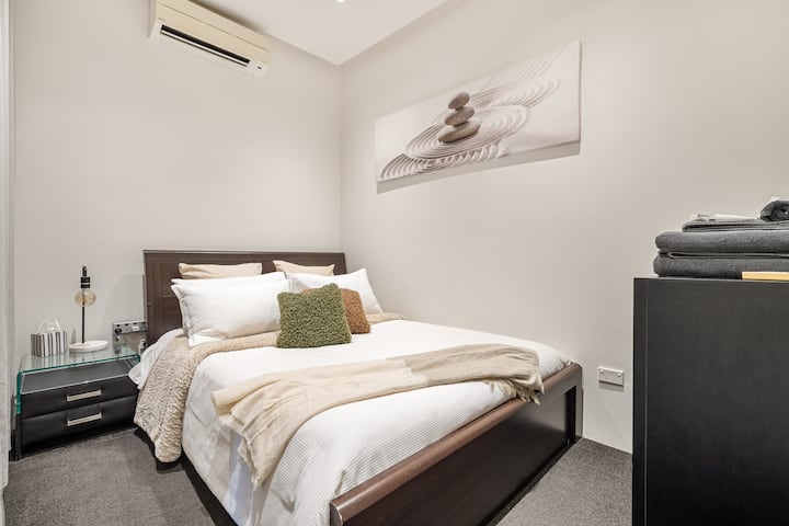 Პირველ სართულზე საძინებელი Queen size საწოლით