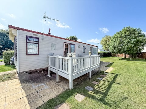 Successful Airbnb property: Great 6 berth caravan for hire at Cherry Tree Holiday Park in Norfolk ref 70801C in Burgh Castle