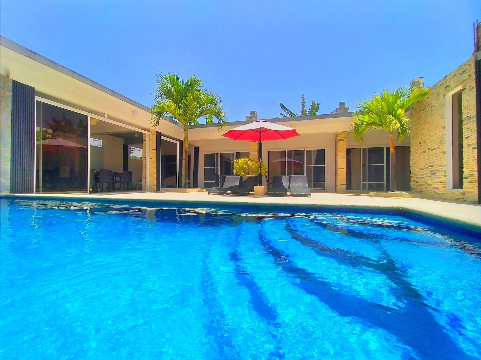 Villa At The Beach, Private Pool, Garage, Safe.