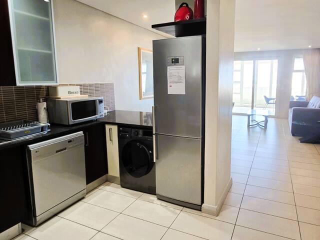 Entire 2 bed, 2.5 bathroom beach front apartment gallery image 5