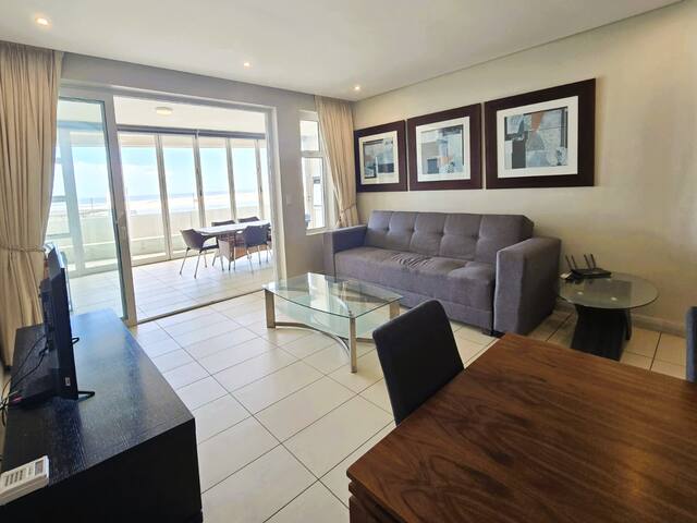 Entire 2 bed, 2.5 bathroom beach front apartment gallery image 4