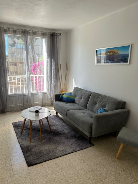 Annonce Airbnb populaire: CASSIS - Air-conditioned apartment 56 m² - Parking and wifi à Cassis