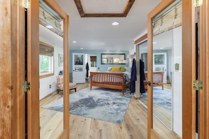 شاهد وأنت تدخل إلى غرفة النوم الرئيسية.