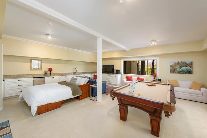¡Acogedor dormitorio "tercer" en la planta baja con TV, clost, mesa de billar y cama de gabinete tamaño queen lista para la cama!