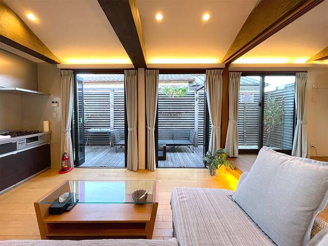 浅草や東京スカイツリーが近い小さな日本庭園の大きな家。広いテラスでゆったりと。最寄駅徒歩3分。 gallery image 3