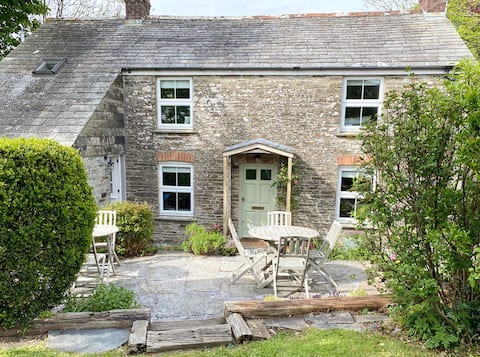 Charming Cornish cottage in beautiful village