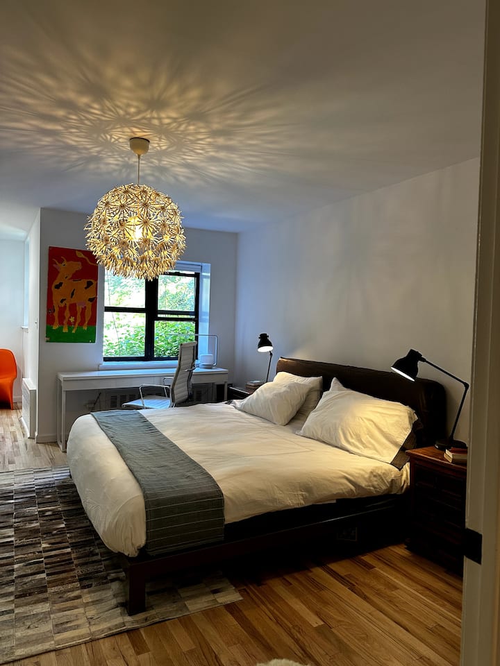 Este dormitorio muy espacioso tiene acceso directo al jardín.
