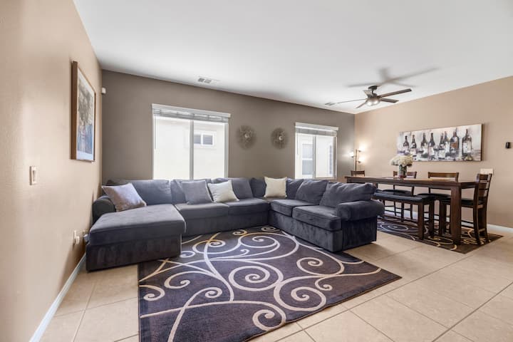 ️ Ფართო ღია კონცეფცია საცხოვრებლად და სასადილოდ - დააბრუნეთ არაგაბარიტულ სექციებზე ან შეიკრიბეთ სასადილო მაგიდასთან გვიან ღამით გასაუბრებისთვის.