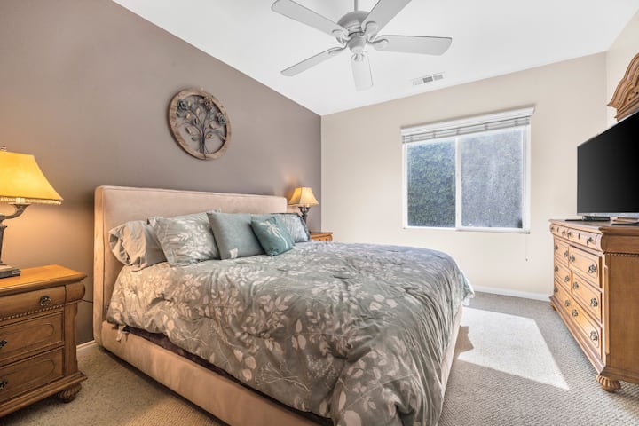  Დაისვენეთ ამ ფართო მთავარ საძინებელში დამამშვიდებელი ტონებითა და მყუდრო თეთრეულით.