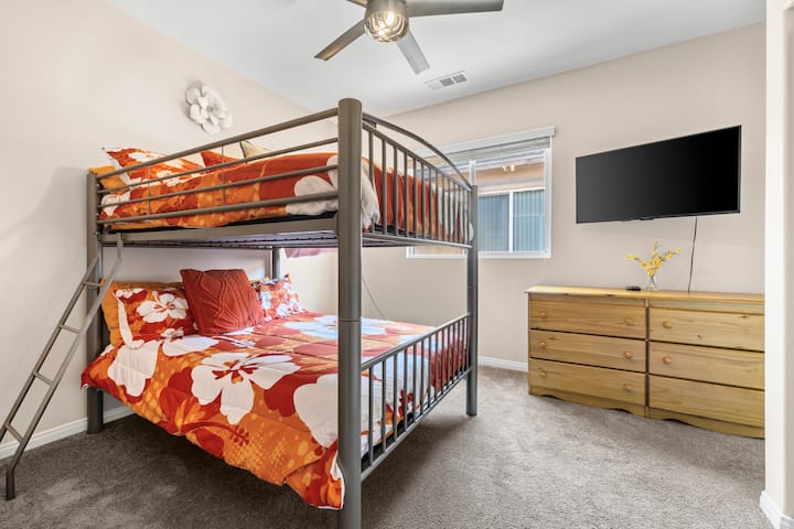 Სახალისო დასვენება ️ დიდი სივრცითა და საკუთარი ტელევიზორით.