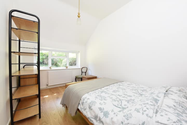 El segundo dormitorio.  Cama doble, baño con ducha e inodoro al lado.