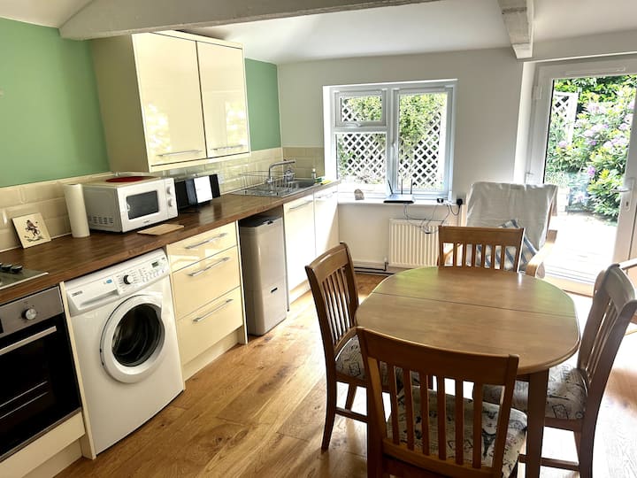 2 Bed 2 Bath Guest Suite In Ash Green - 판햄