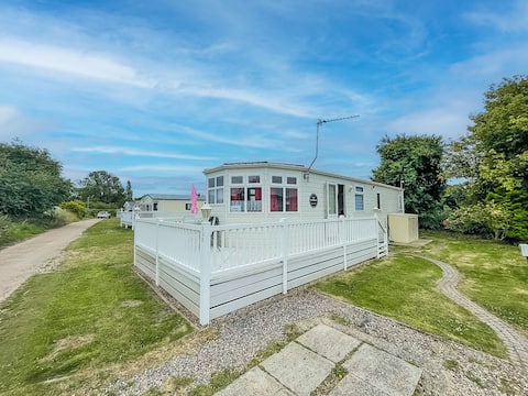 Top Airbnb: Great dog friendly caravan to hire with field views in Norfolk ref 10132B in Burgh Castle