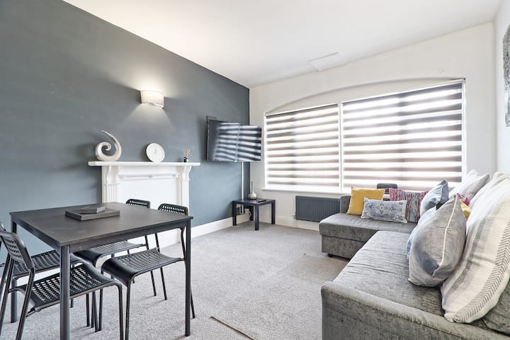 Stylish High Street Apt W/ Private Terrace - Romford