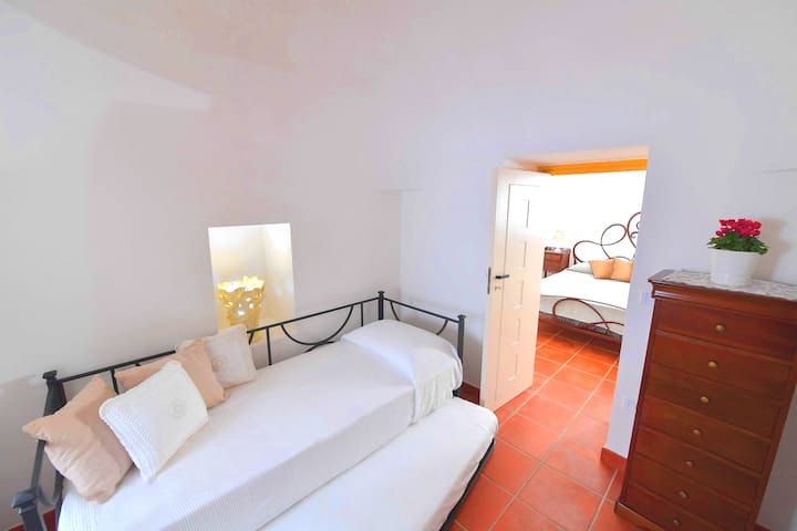 Kamar tidur dengan dua tempat tidur single Trullo