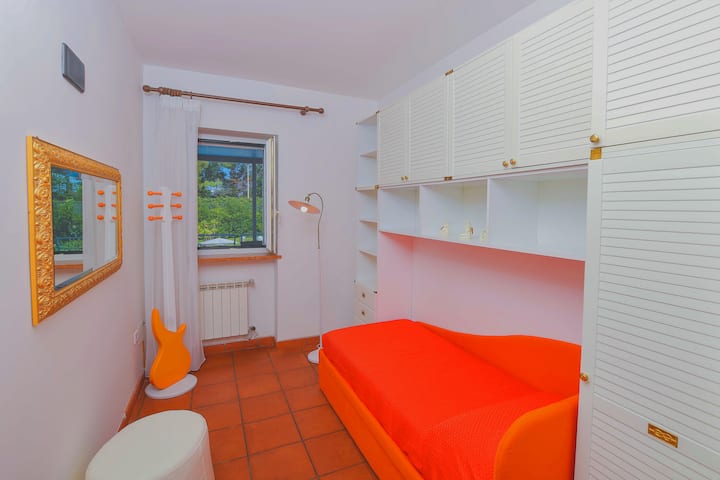 Kamar tidur dengan dua tempat tidur single Lantai 1