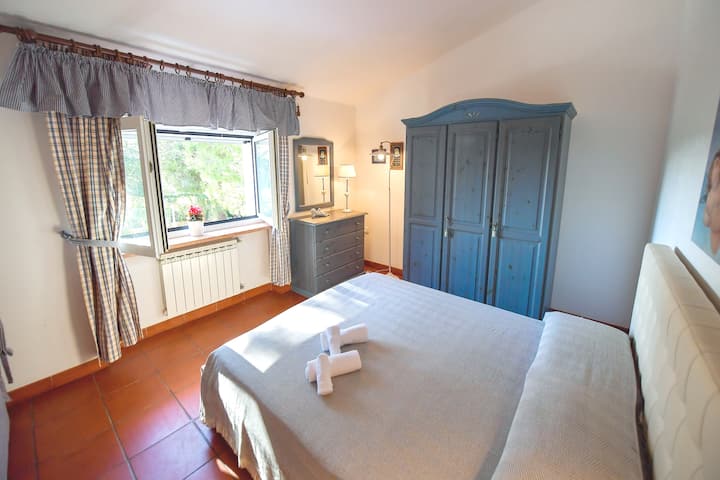 Kamar tidur double lantai 2 dengan tempat tidur single di dalamnya. 