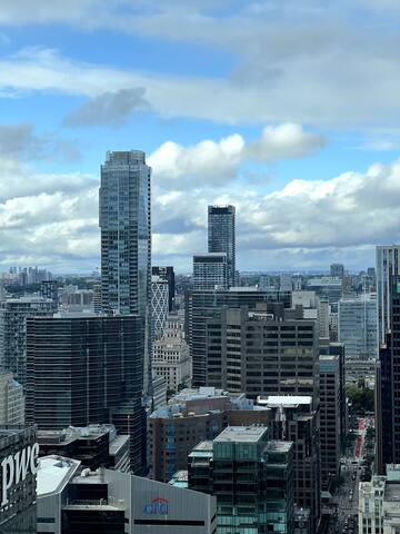 Luxury Downtown 2Bed by ScotiaBank Arena + Parking gallery image 4