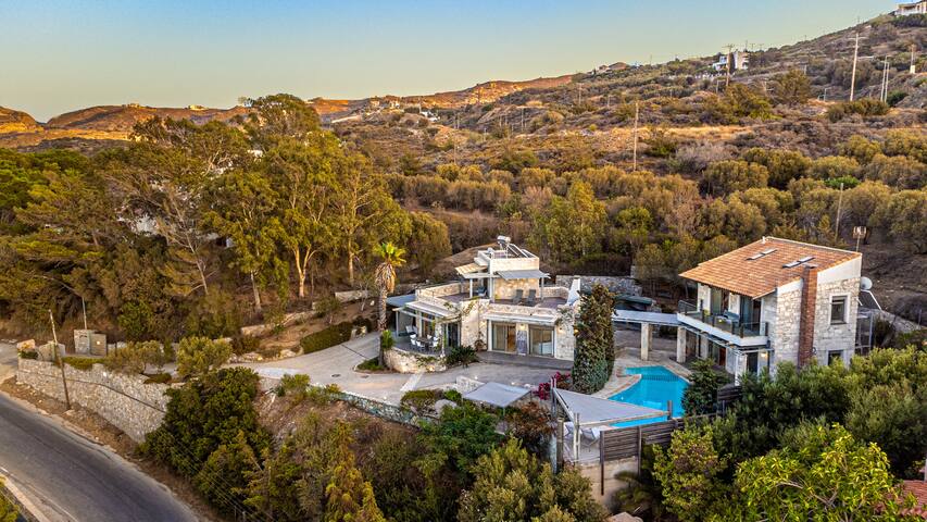 Elegant 2-Villa Stone Estate with Pool & Sea Views gallery image 4