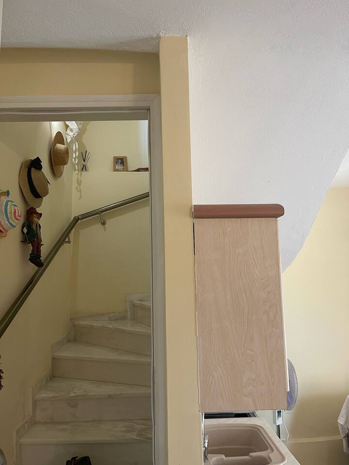 Cette quatrième chambre est située dans l'appartement supplémentaire en bas. Il dispose d'une salle de bain confortable avec une baignoire et une machine à laver.  Il y a une cuisinette, la climatisation, une télévision et un réfrigérateur.