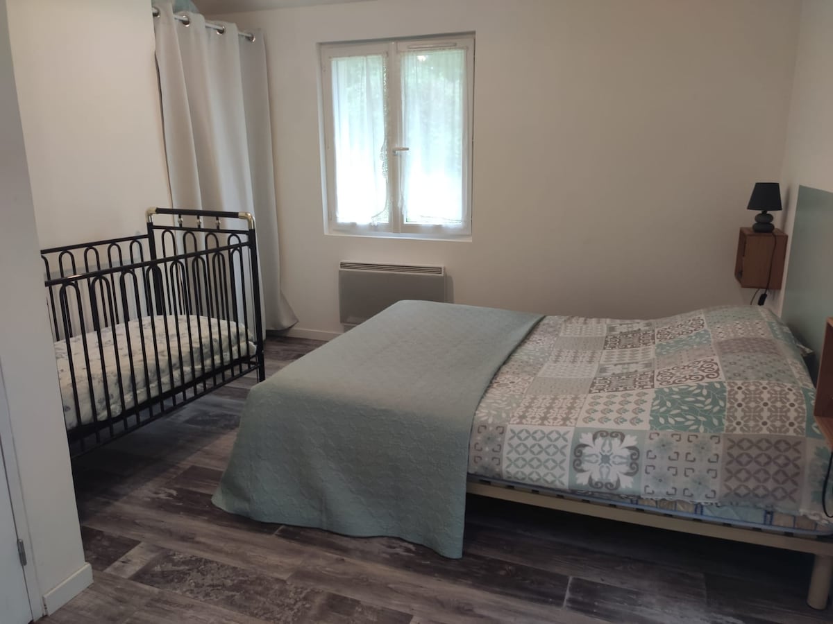 Spavaća soba s krevetićem