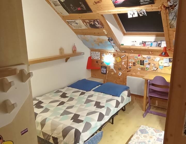 יש שולחן כתיבה זמין בחדר הזה.