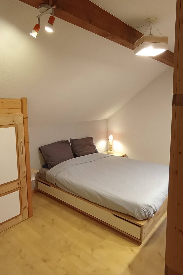 יש שולחן כתיבה זמין בחדר הזה.