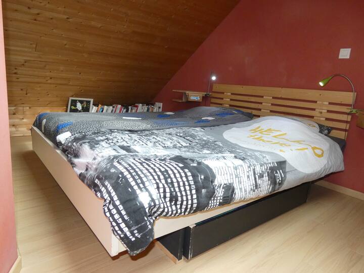 חדר שינה בקומת ביניים עם מיטה זוגית