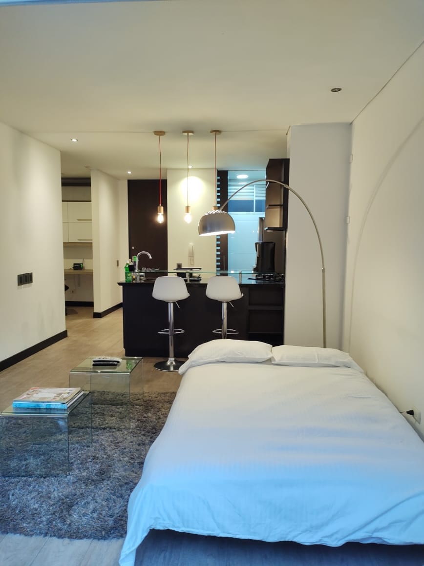 Dhomë ndenjjeje me divan të shndërruar në krevat