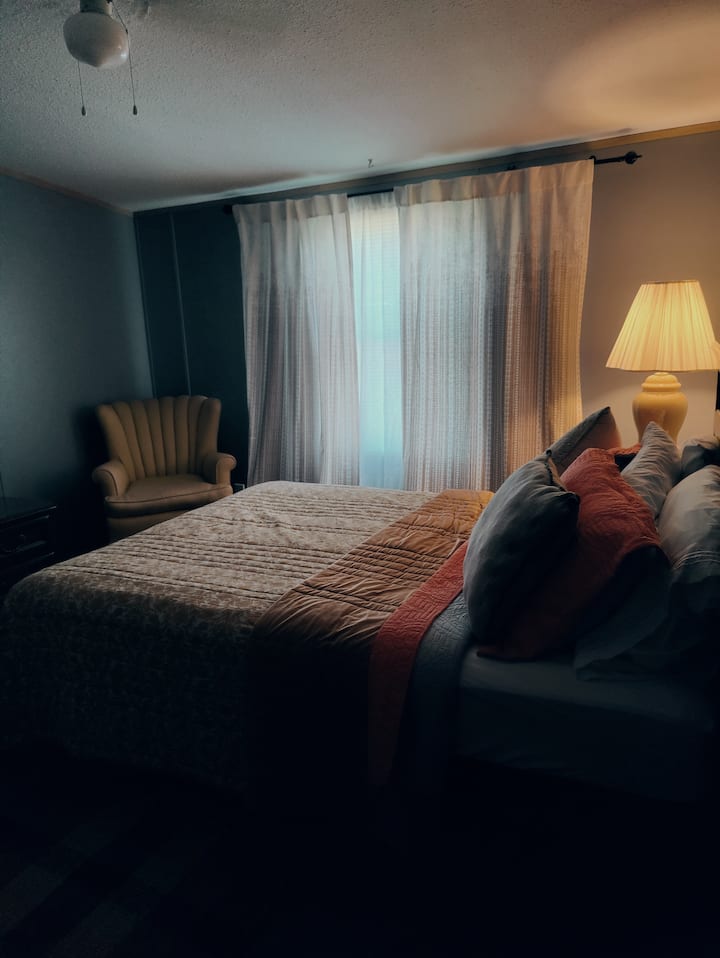 ห้องนอนสบายๆ พร้อมตู้เสื้อผ้าและเก้าอี้